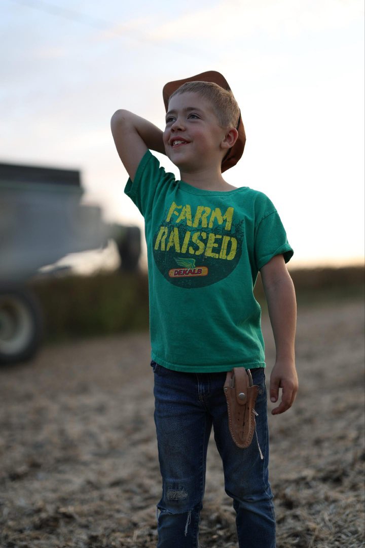 #FarmRaised helpers are the best helpers! Who’s in your crew helping you finish up this years harvest? #DekalbAsgrow