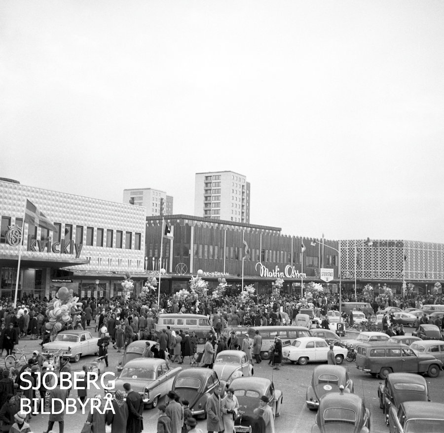 Sjobergbild's tweet photo. Farsta centrum i södra Stockholm invigdes den 23 oktober 1960.
En ABC-stad. Arbete, bostad och centrum. Med det menades att man inom korta avstÄnd kunde arbeta, bo och ha tillgÄng till butiker och samhÀllsservice.
#Stockholm #samhÀlle #förort #60talet #stadsplanering #Sverige https://t.co/s6JkDWOPmc