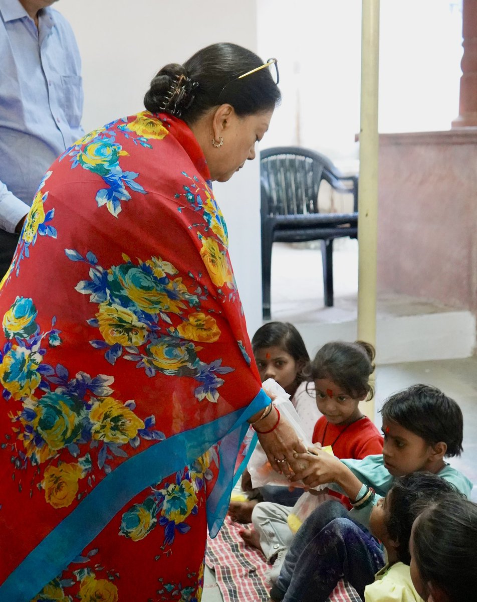 VasundharaBJP's tweet photo. नवरात्रि के आखिरी दिन महानवमी के शुभ अवसर पर आज पावन धाम दतिया में मां पीताम्बरा शक्तिपीठ के दर्शन करने का सौभाग्य मिला। इस दौरान विधिवत पूजा-अर्चना कर मंत्रोच्चार के साथ हवन में आहुति दी। वहीं कन्या भोज एवं दक्षिणा का पुण्य प्राप्त कर उनका पूजन भी किया।

सनातन संस्कृति की यही श्रेष्ठता है, जहां हर जीव में ईश्वर का प्रतिबिंब देखा जाता है। नवरात्रि के पुण्य पर्व पर मेरी माता रानी से यही प्रार्थना है कि मैं परहित के संकल्प से कभी विचलित ना होऊं तथा समाज में जन कल्याण की भावना की वृद्धि हो।
जय माता दी!

#MahaNavami #Navratri