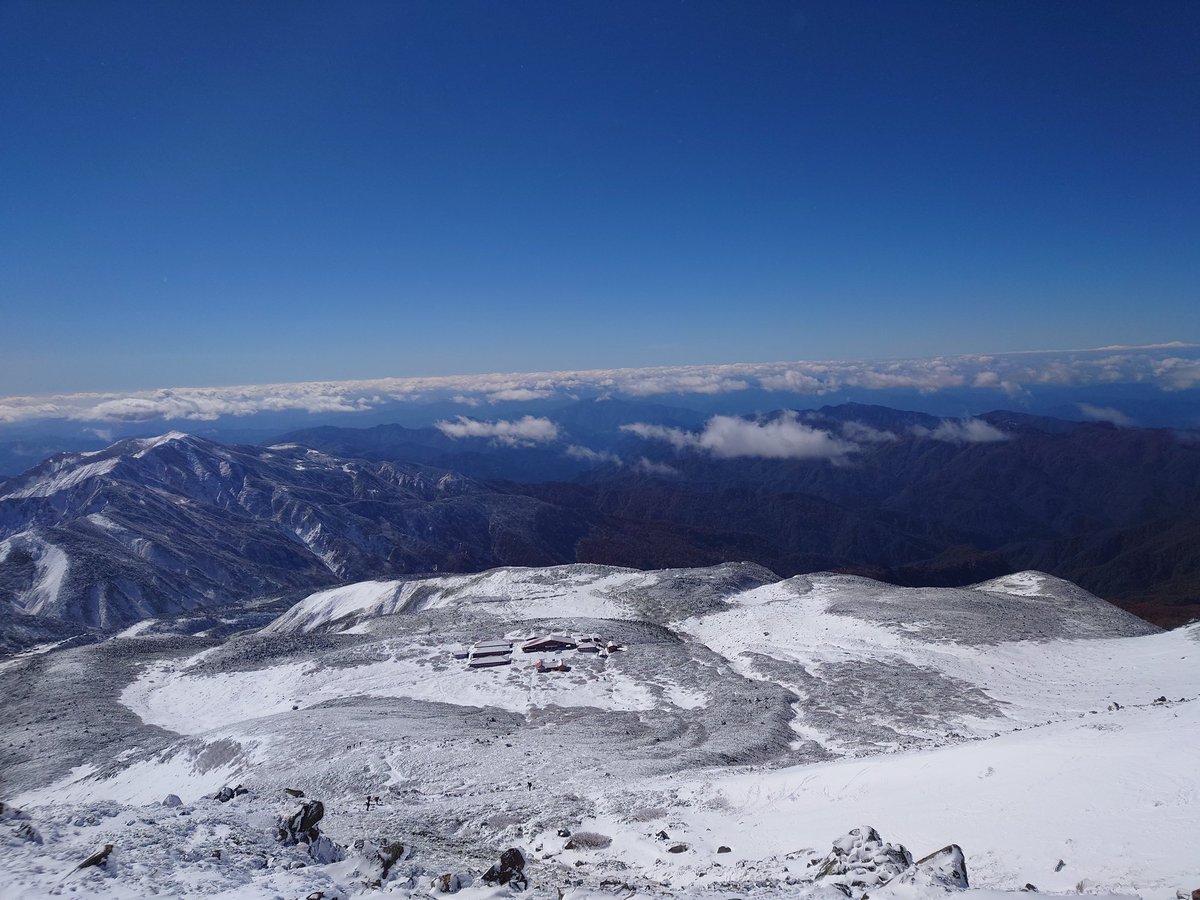 Yasu_Piro's tweet photo. 霊峰白山登山🏔
雪最高やった🙌
2023/10/22📱
#登山
#霊峰白山
#白山
#御前峰 https://t.co/h8Gw8zrqK8