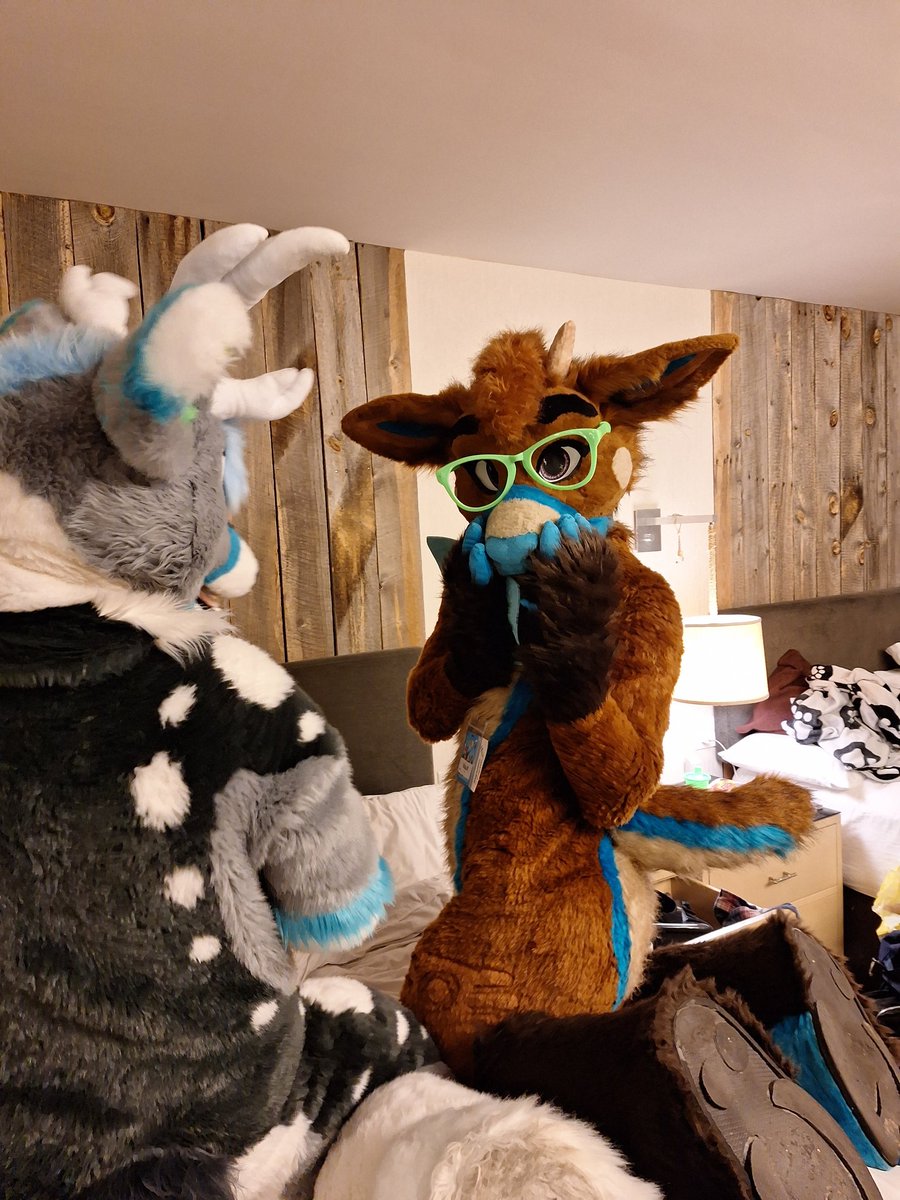 vaultdurito's tweet photo. You caught me on the bed...

What happens next I wonder? ☺️ https://t.co/rbVCPJARlZ
