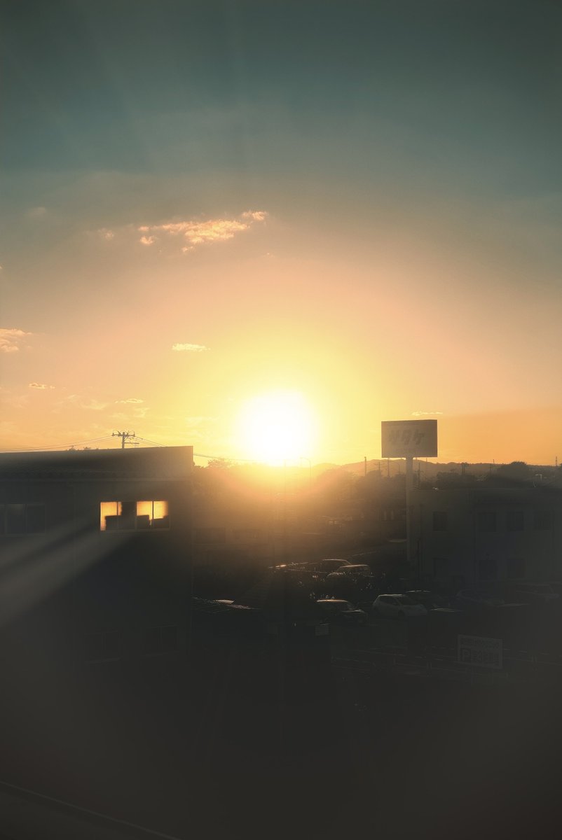 よく晴れた雲がほとんど無い秋晴れの夕暮れ空から(*´꒳`*)今日も夕陽が沈んでいったにゃあ♪

#夕暮れ #夕陽 #夕日 #夕焼け #夕景 #光 #写真好きな人と繋がりたい #写真撮ってる人と繋がりたい #ファインダー越しの私の世界 #写真の奏でる私の世界 #ファインダーは私のキャンバス #空 #風景写真 #風景