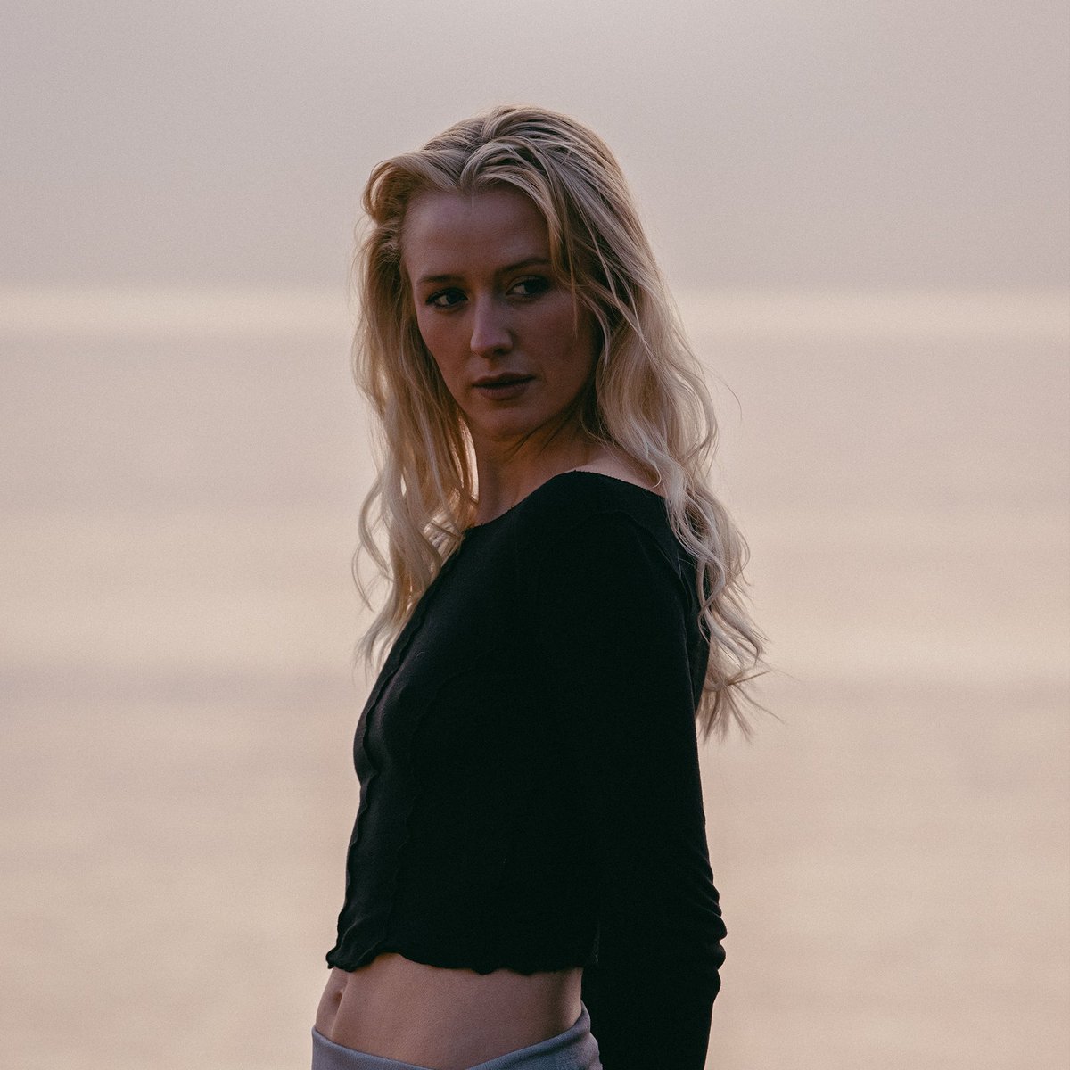 ‘Luminescence’, the brand new EP from <a href="/marcella_jessie/">Jessie Marcella</a> 🎻

Effortlessly blending electronic elements with neo-classical instrumentation, the EP features five tracks that draw inspiration from the effects of humans on the natural world.

⚪️ Listen: reflections.ffm.to/lmncep.OTW