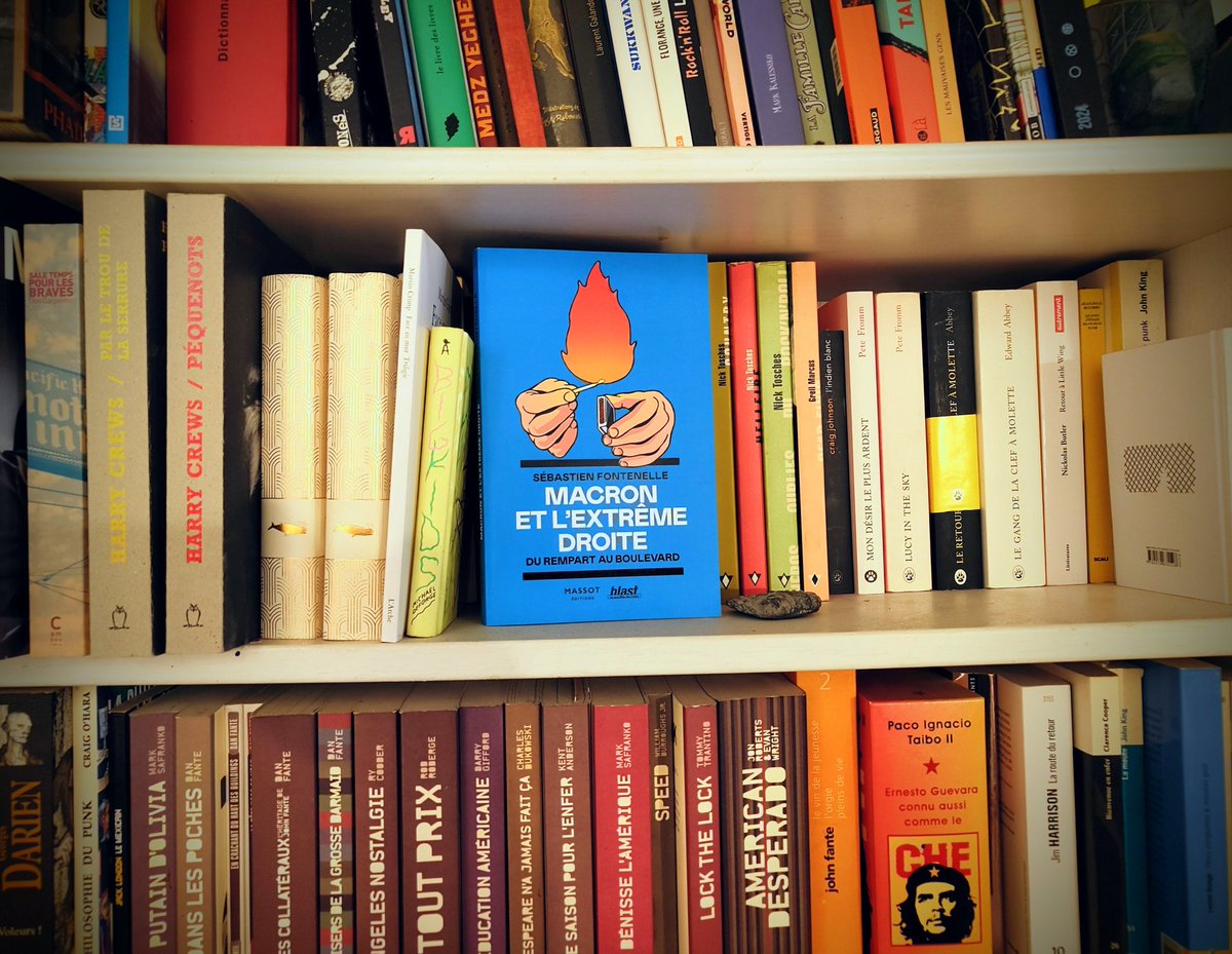 Reçu il y a peu, le dernier bouquin du compa Sébastien Fontenelle <a href="/vivelefeu/">Sébastien Fontenelle</a>, "Macron et l'extrême droite, du rempart au boulevard" aux éditions Massot et Blast.
Peu de doute que la dissection du corps liberalo-liberticide est de qualité supérieure. Lecture recommandée.