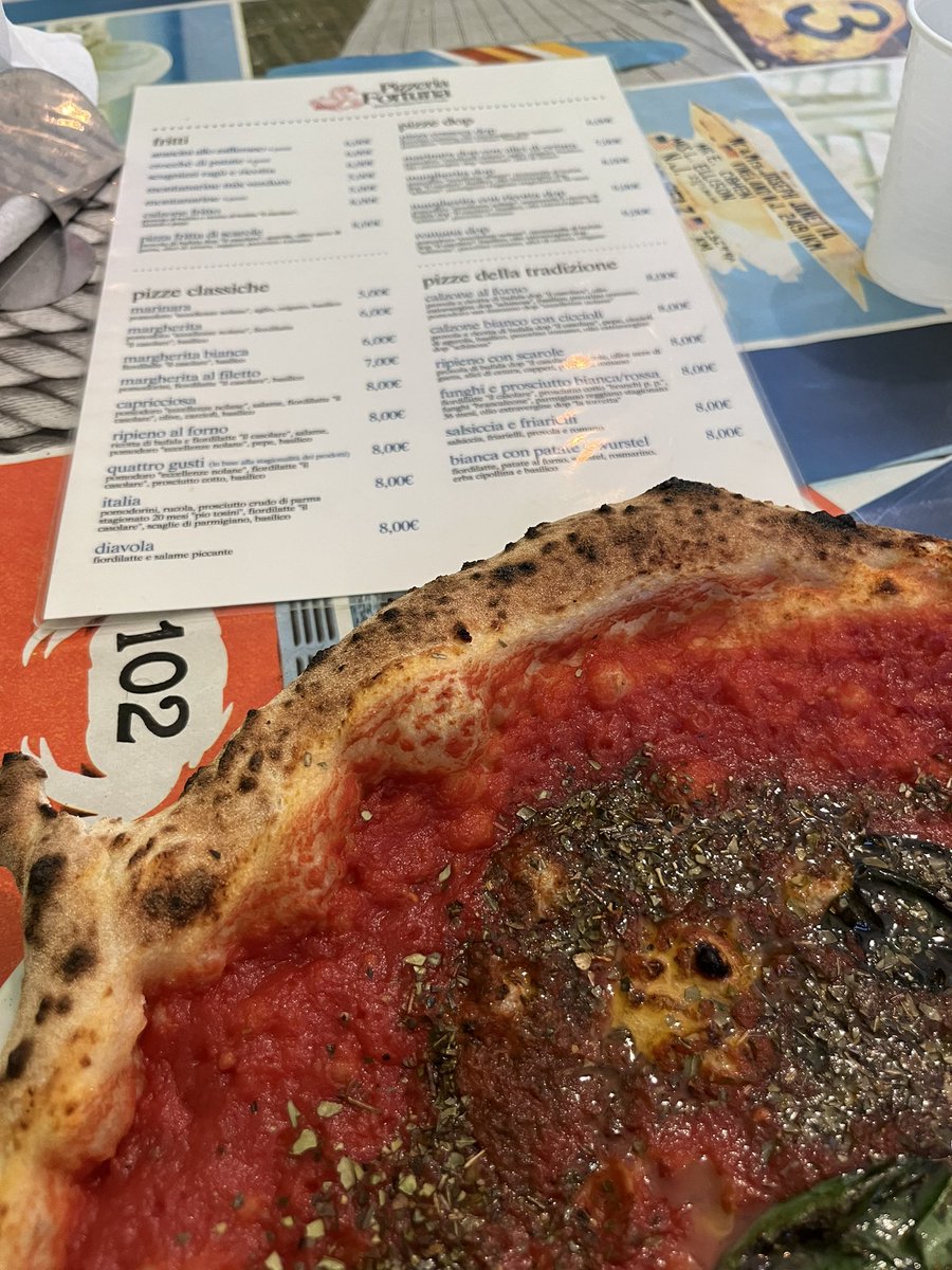 Ich hatte die Marinara, aber das nächste Mal nehme ich das - laut Karte - Traditionsgericht „Pizza con Patate e Wurstel“