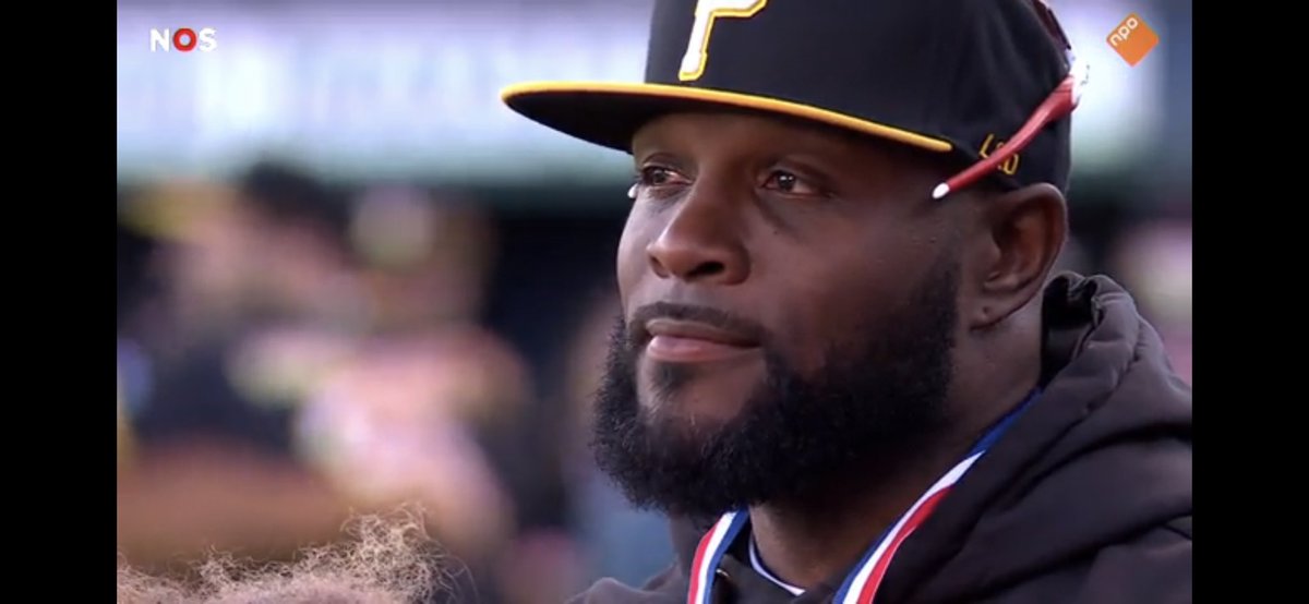 【ガリオ監督】
ホーフトクラッセ一筋で代表経験もないアルバ人。ガッツ溢れるプレーが印象的。資金が減ったパイレーツにリクルートされ古巣で育てた選手たちを連れてやって来たけど、元々いた選手と融合させて主力の抜けた穴を埋めたのすごい。昨日は4点リードしただけで泣きそうになってて可愛かった