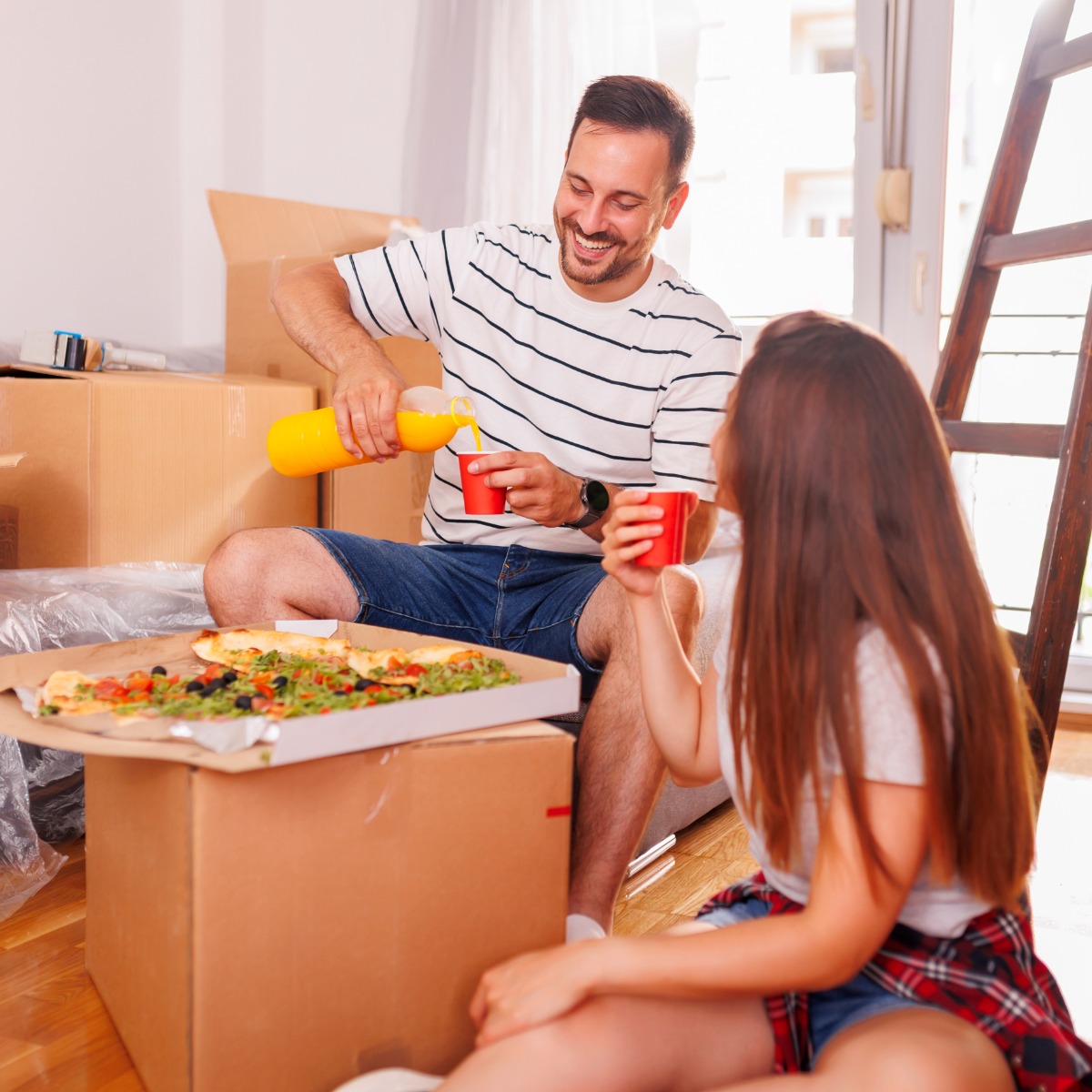 Let's face it, moving into a new home is both equal parts stressful and exciting. With all the packing and unpacking, it can be easy just to order takeout. Here are some fast and easy meals for new homeowners: tinyurl.com/yeyr7vsa