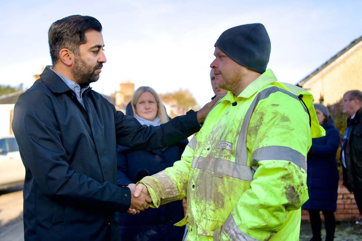 First Minister @HumzaYousaf met residents impacted by Storm Babet on a visit to Brechin this morning. He thanked volunteers, @AngusCouncil and the emergency services for their work to support people evacuated from their homes. ➡️gov.scot/news/first-min…