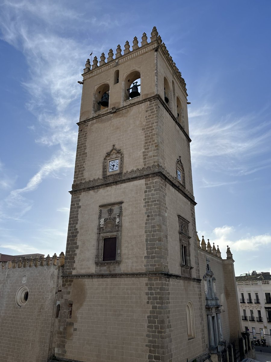 La torre de la Catedral abre esta semana. Se han dispuesto 2 tipos de entrada, una para templo-Catedral y la torre con un precio de 5 €. La otra visita permite recorrer todo el conjunto, que incluye el Museo, el claustro, el templo y la torre con un precio de 8 €.