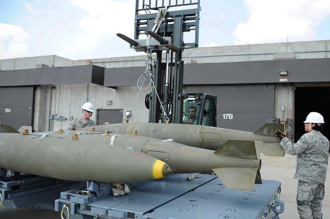 graphics_eng's tweet image. مساعدات أمريكا تتواصل ل &quot;إسرائيل&quot;..💣🚀🚀
مساعدات إخوانا العرب وصل منها القليل..نتمنى أن تستمر كي نغطي أجساد نساءنا اللاتي يستشهدن يوميا..💔😥
#غزة_تحت_القصف 
#غزة_العزة