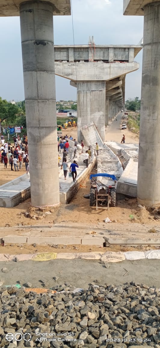 Another Under-construction bridge collapses in Gujarat's #Palanpur 
Apparently this is what exactly defines world-renowned Gujarat Model.

#GujaratNews #ITReel #Gujarat #Flyover #Palanpur #BridgeCollapse #BridgeCollapse