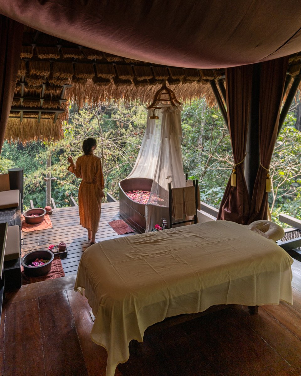 FSThailand's tweet image. Restore your balance and inner harmony at the Open air Spa Sala. Our skilled therapists take you on a journey of relaxation, with personalised treatments infused with healing mountain botanicals. Discover more through the link bit.ly/fschr_spa. #fstentedcamp #fswellness