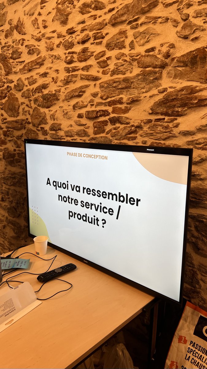 RCA_logiciels's tweet image. Aujourd&apos;hui, Maïwenn, Product Designer dans notre équipe #produit anime un atelier UX/UI  au @LeWagonNantes dans le cadre de #GirlsRCoding avec @adnouest
A la découverte des bases du design de produit.  Le thème : inventer un service web pour des sneakers personnalisées 🖌️