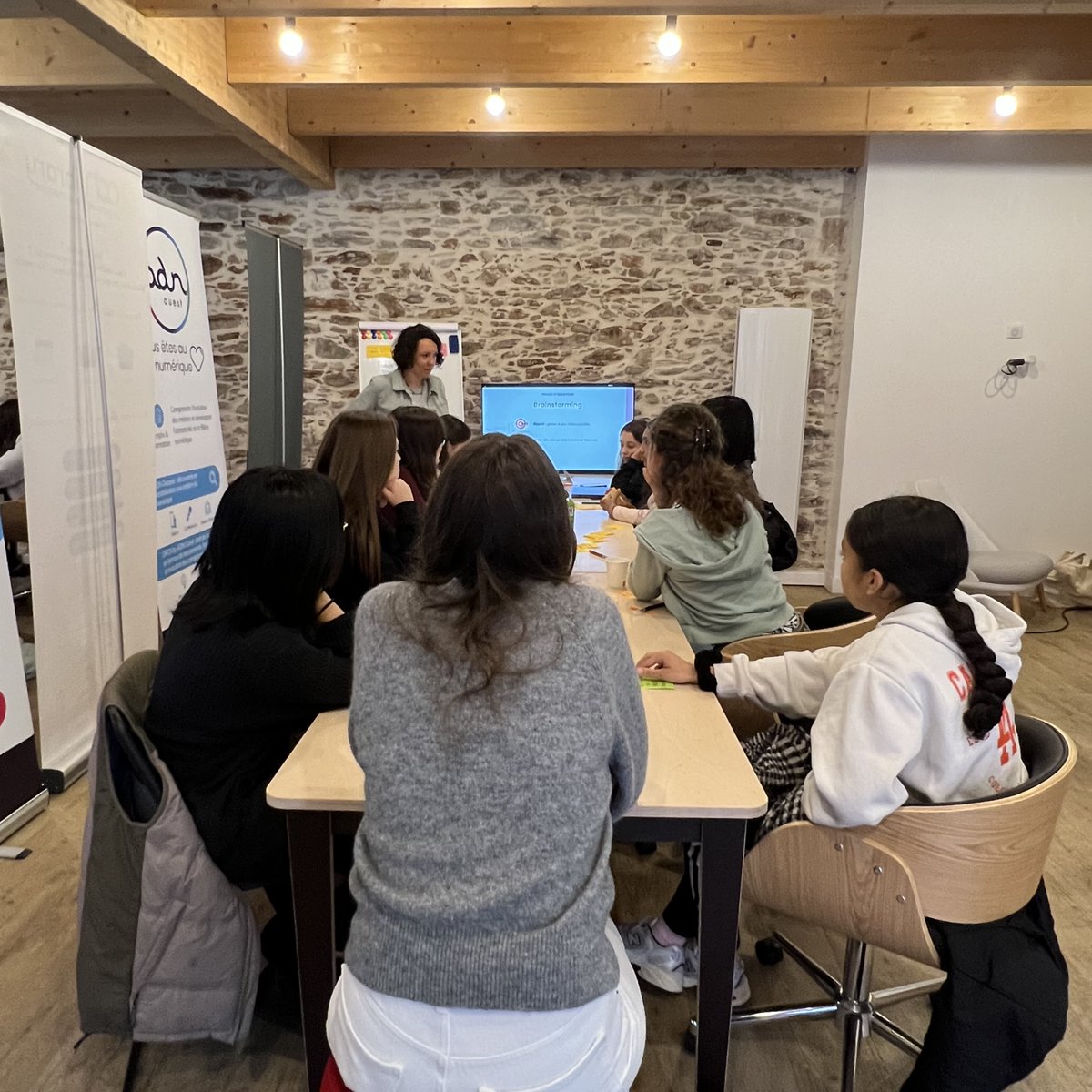 RCA_logiciels's tweet image. Aujourd&apos;hui, Maïwenn, Product Designer dans notre équipe #produit anime un atelier UX/UI  au @LeWagonNantes dans le cadre de #GirlsRCoding avec @adnouest
A la découverte des bases du design de produit.  Le thème : inventer un service web pour des sneakers personnalisées 🖌️