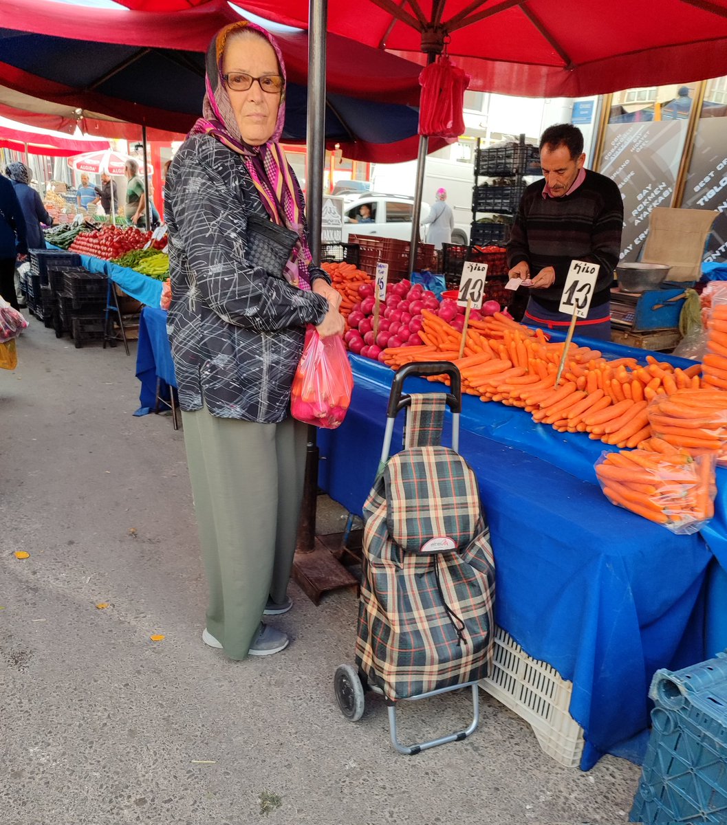 Pazarda Bi tane teyze seçtim kendime o ne alırsa ordan alıyorum bende