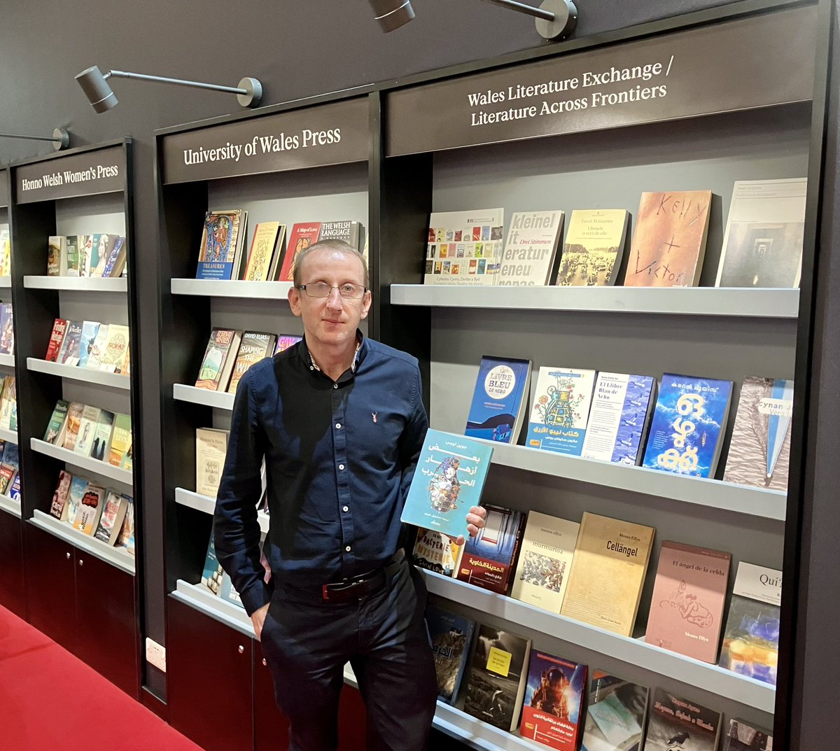 Another #FrankfurtBookFair - somewhat subdued for me due to the growing geopolitical conflicts and loss of life - but it was wonderful to be there with team #Cymru and to witness the buzz around the 🏴󠁧󠁢󠁷󠁬󠁳󠁿 stand. Diolch yn fawr @CreativeWales @Books_Wales @PublishingWales