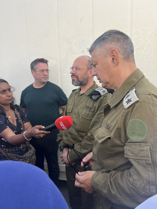 GOLDMANNAriel's tweet photo. Nous sortons du centre Choura où l’aumônerie militaire s’occupe des corps ou morceaux de corps du #pogrom du #hamas.
Merci à @RAFOrafo porte parole de @IDF pour ses explications.
#MissionCrif #JeSoutiensIsrael @Le_CRIF @fsju @RCJRADIO https://t.co/taA7ZMd37T