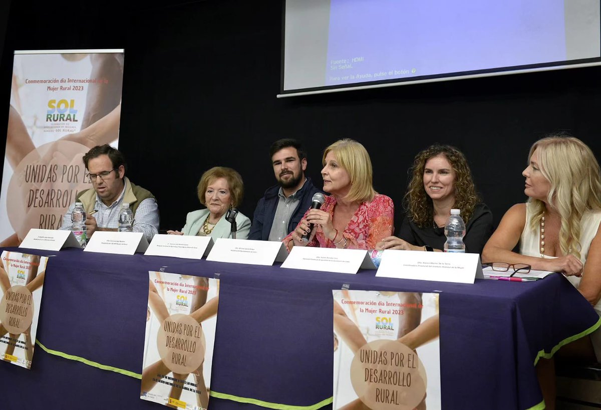 CadizJunta's tweet photo. 👩‍🌾El DT de @AgriculturAnd @fran_morenog ha valorado el papel que desempeñan las mujeres en el medio rural y su contribución al fortalecimiento de estas zonas en las Jornadas organizadas por la Federación de Asociaciones de Mujeres en #LaBarcadelaFlorida por el #DíadelaMujerRural https://t.co/6Jd9Dx1Fg7
