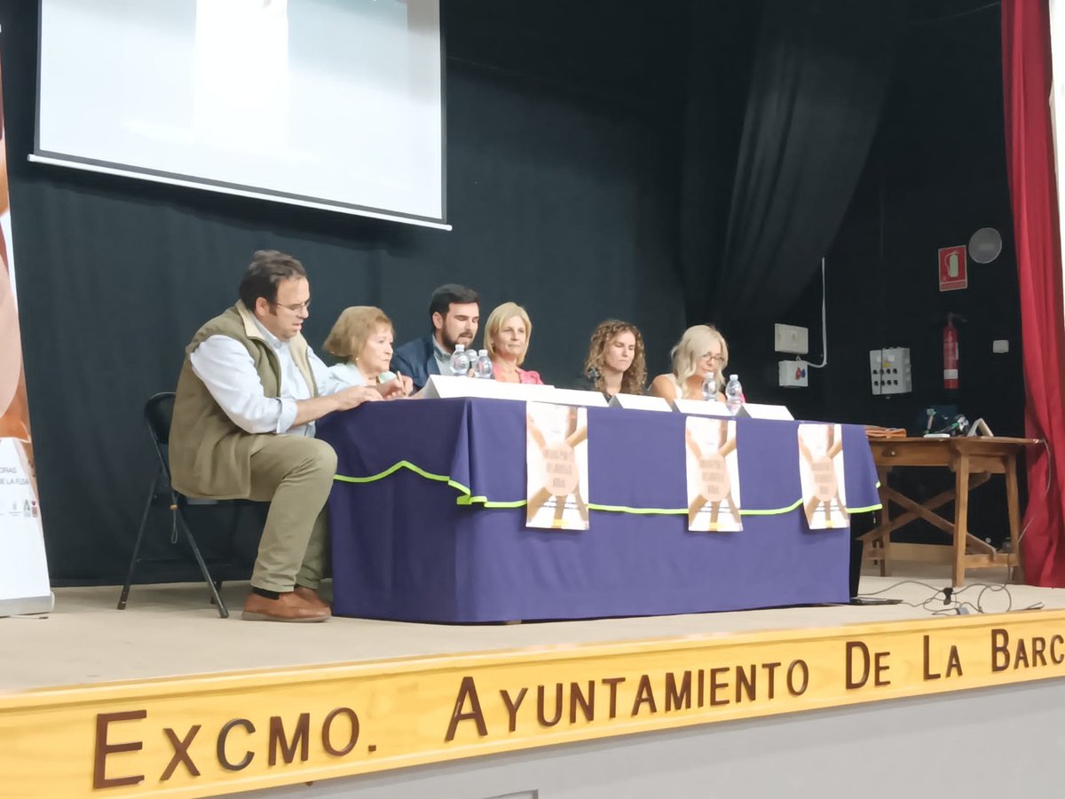 CadizJunta's tweet photo. 👩‍🌾El DT de @AgriculturAnd @fran_morenog ha valorado el papel que desempeñan las mujeres en el medio rural y su contribución al fortalecimiento de estas zonas en las Jornadas organizadas por la Federación de Asociaciones de Mujeres en #LaBarcadelaFlorida por el #DíadelaMujerRural https://t.co/6Jd9Dx1Fg7