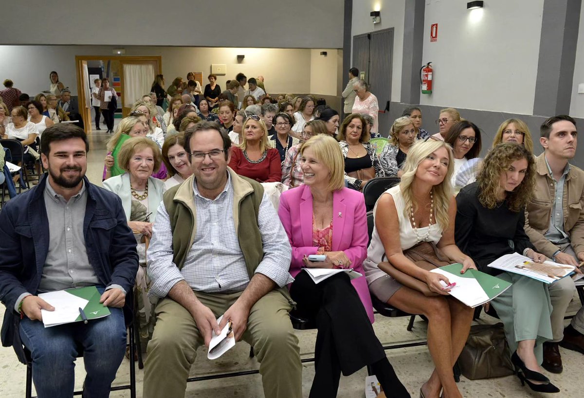 CadizJunta's tweet photo. 👩‍🌾El DT de @AgriculturAnd @fran_morenog ha valorado el papel que desempeñan las mujeres en el medio rural y su contribución al fortalecimiento de estas zonas en las Jornadas organizadas por la Federación de Asociaciones de Mujeres en #LaBarcadelaFlorida por el #DíadelaMujerRural https://t.co/6Jd9Dx1Fg7