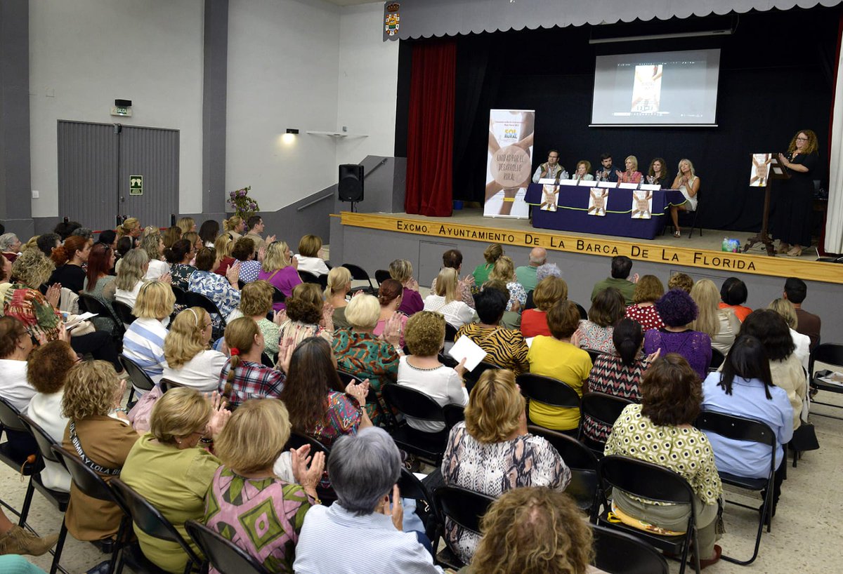 CadizJunta's tweet photo. 👩‍🌾El DT de @AgriculturAnd @fran_morenog ha valorado el papel que desempeñan las mujeres en el medio rural y su contribución al fortalecimiento de estas zonas en las Jornadas organizadas por la Federación de Asociaciones de Mujeres en #LaBarcadelaFlorida por el #DíadelaMujerRural https://t.co/6Jd9Dx1Fg7