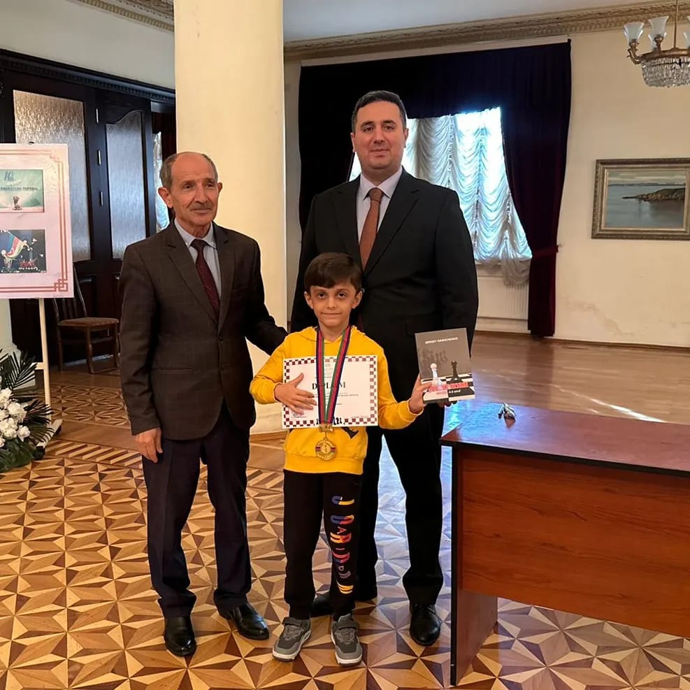 MerdekanMS's tweet photo. 21 oktyabr 2023-cü il tarixində Mərdəkan Mədəniyyət Sarayında “Ümummilli Lider Heydər Əliyevin 100 illiyi”nə həsr olunmuş şahmat turniri keçirilmişdir. 
Turnir Azərbaycan Respublikasının Dövlət Himninin səsləndirilməsi ilə başladı. https://t.co/HKmRT2M99X