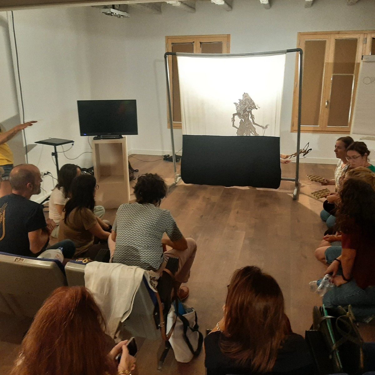 El #CEFIREGandia desenvolupa al Teatre del Raval, el Taller: "🎭Teatre d'ombres i art sonor: a l'ombra dels plàstics" dins del #FestivalRRRR! d'Art i Reciclatge.
☝️ Ara toca experimentació a les aules!