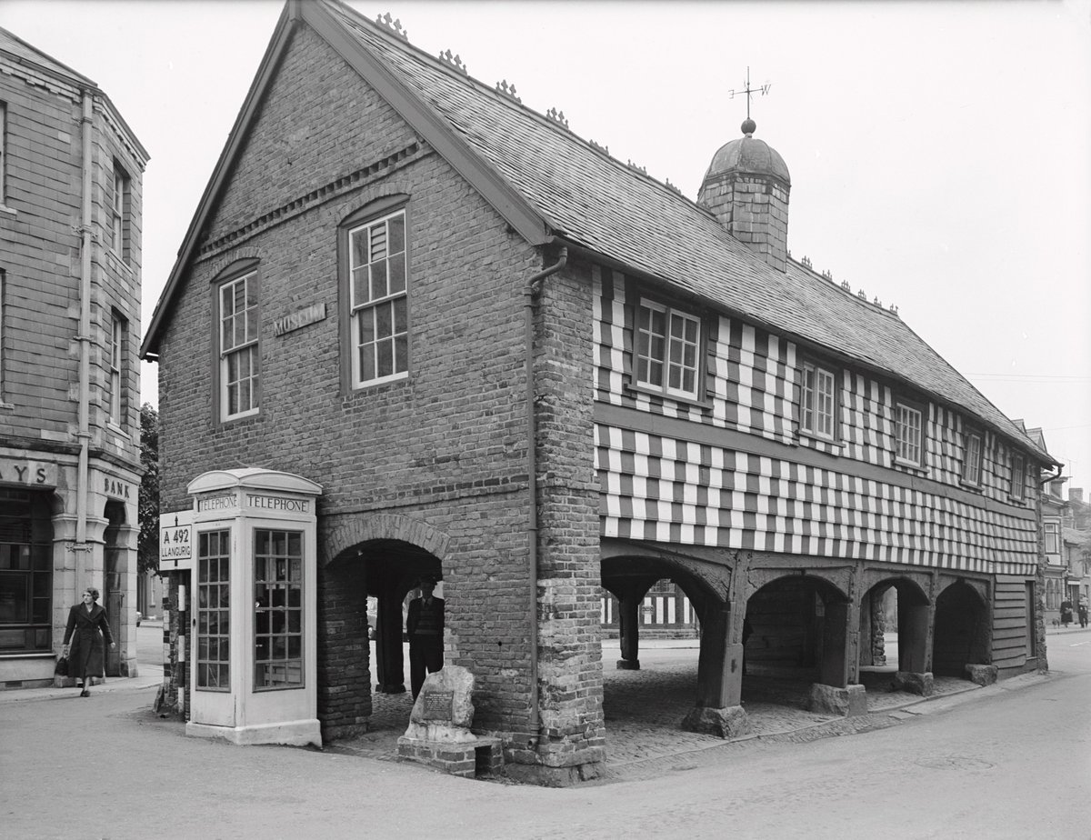 The Market Hall in #Llanidloes was built in the early 17th century, and is the only surviving timber-framed market hall in Wales. During the 17th, 18th, and 19th centuries, it was a bustling centre of trade, thanks to the booming textile trade
coflein.gov.uk/en/site/32039/
#WoolWeek