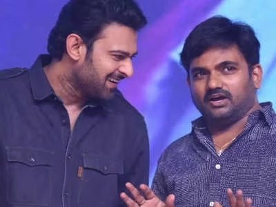DirectorMaruthi's tweet photo. Wishing Darlings of Darling 
My Dearest #Prabhas  garu a great Birthday, 🥳🎂🎁🎈
Million of fans with you every minute
And you ll make everyone feel something special 
True Heart 🤗
Waiting for Future Projects ❤️ 
#HappybirthdayDarling
#HappyBirthdaySalaar 
#HappyBirthdayPrabhas https://t.co/0ROEn49kV8