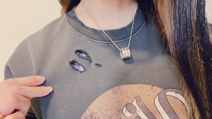 買ったスウェット ダメージ加工されてて肌見せが可愛いと思って買ったのに tattooに被ってしまって柄みたいになっちゃった可愛いからええけども  髪も色抜けて来たし来月は美容室行こ