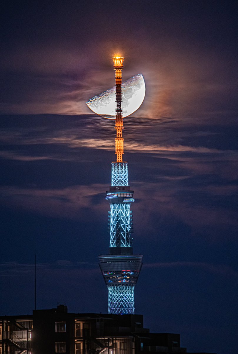 haskap1017's tweet photo. 昨夜の上弦の月とスカイツリーが重なる瞬間がカッコよかったのでどうぞ！！ https://t.co/Jh1fgsQHoV