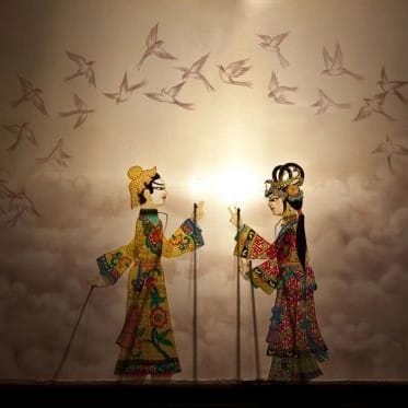 MerdekanMS's tweet photo. Kölgə teatrı
Kölgə teatrı iki min ildən çox əvvəl Asiyada yaranan qədim sənətdir. 
 Kölgə teatrı qədim zamanlarda, ibtidai bir insanın odun yanında oturaraq mağaranın divarlarında dəyişən kölgələrə baxdığı zaman yaranıb. https://t.co/xH2hn7A302