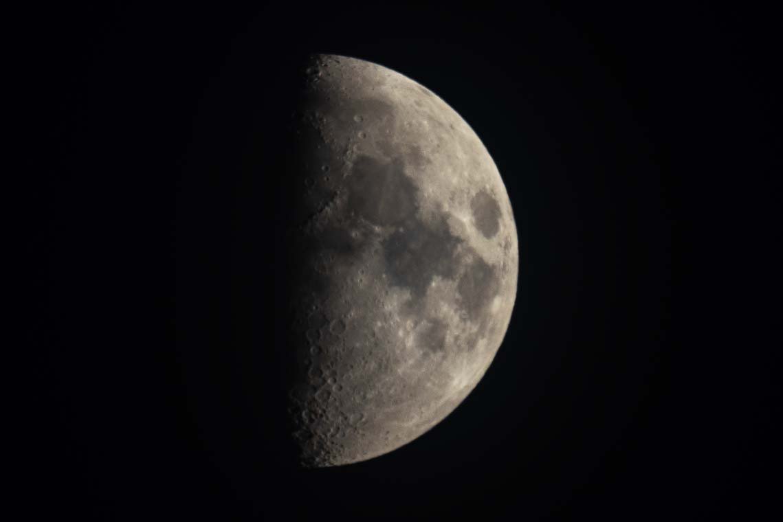 DanielSasse3's tweet photo. Last night's half moon. https://t.co/MU5fyDtSue
