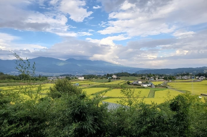 【長野ってどんな暮らし？】 
電車や徒歩でどこでも行ける都会を離れ、自然豊かな長野で田舎暮らし。

 田舎暮らしが好きな方もいるとはいえ、移住となると「本当にやっていけるのかな？」と不安になる方も多いのでは？

 今回はヤッホースタッフの長野生活 をご紹介します。（続く） #ヤッホー日誌
