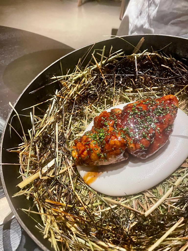 De eigenwijze creativiteit van Marleen en Jeroen Brouwer geeft topproducten als tomaat, wilde zeebaars en kalfszwezerik een nieuwe dimensie. 

#Noor #Groningen #MICHELINStar