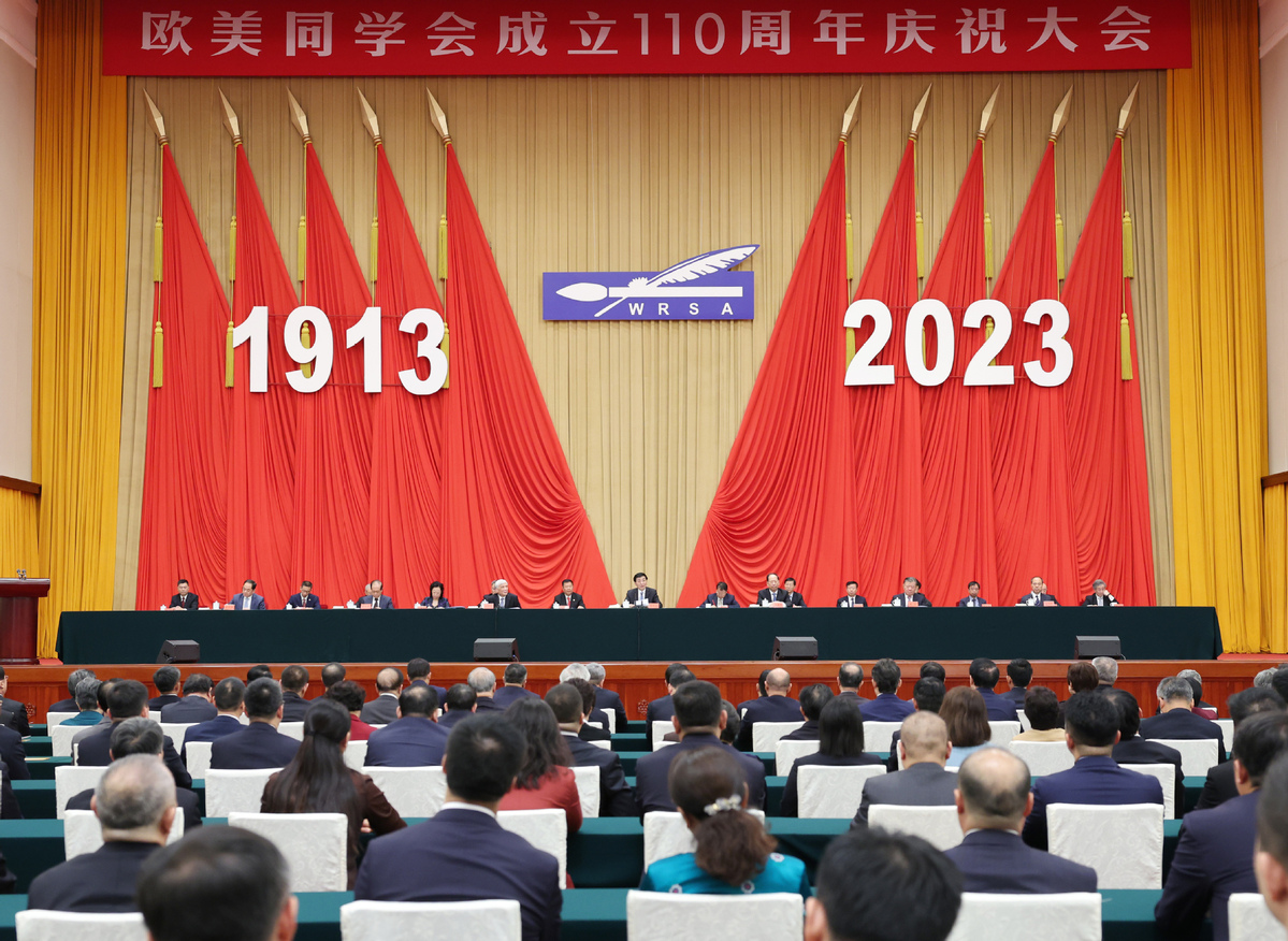 Wang Huning 4th ranked member of the Politburo 🔸Political theorist 🔸American Gweilo expert 🔸Author of 《America Against America》 Chairing the 110th anniversary of Western Returned Scholars Association. WRSA; a very rare emblem inside the Great Hall of the People