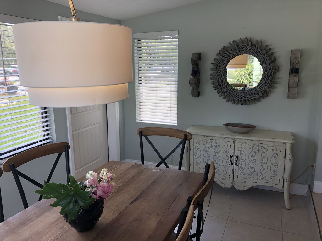 4BRPoolHomePomp's tweet photo. Indulge in #PompanoBeachVacationHouse for rent! Spacious, upgraded, with a private salt-water pool, hot tub, and lush seclusion. #EscapeInStyle #PompanoBeachHouseRentals https://t.co/gEcENbgV2n https://t.co/OMVReqNMNb