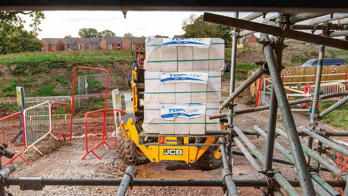 JCBmachines's tweet photo. Flawless positioning. The #JCB 540-140 Loadall lifting and placing pallets around site with the Precision Placer attachment. Discover more: https://t.co/XHYe0cTvJM. #TelehandlerTuesday https://t.co/wkq5zoX1M4