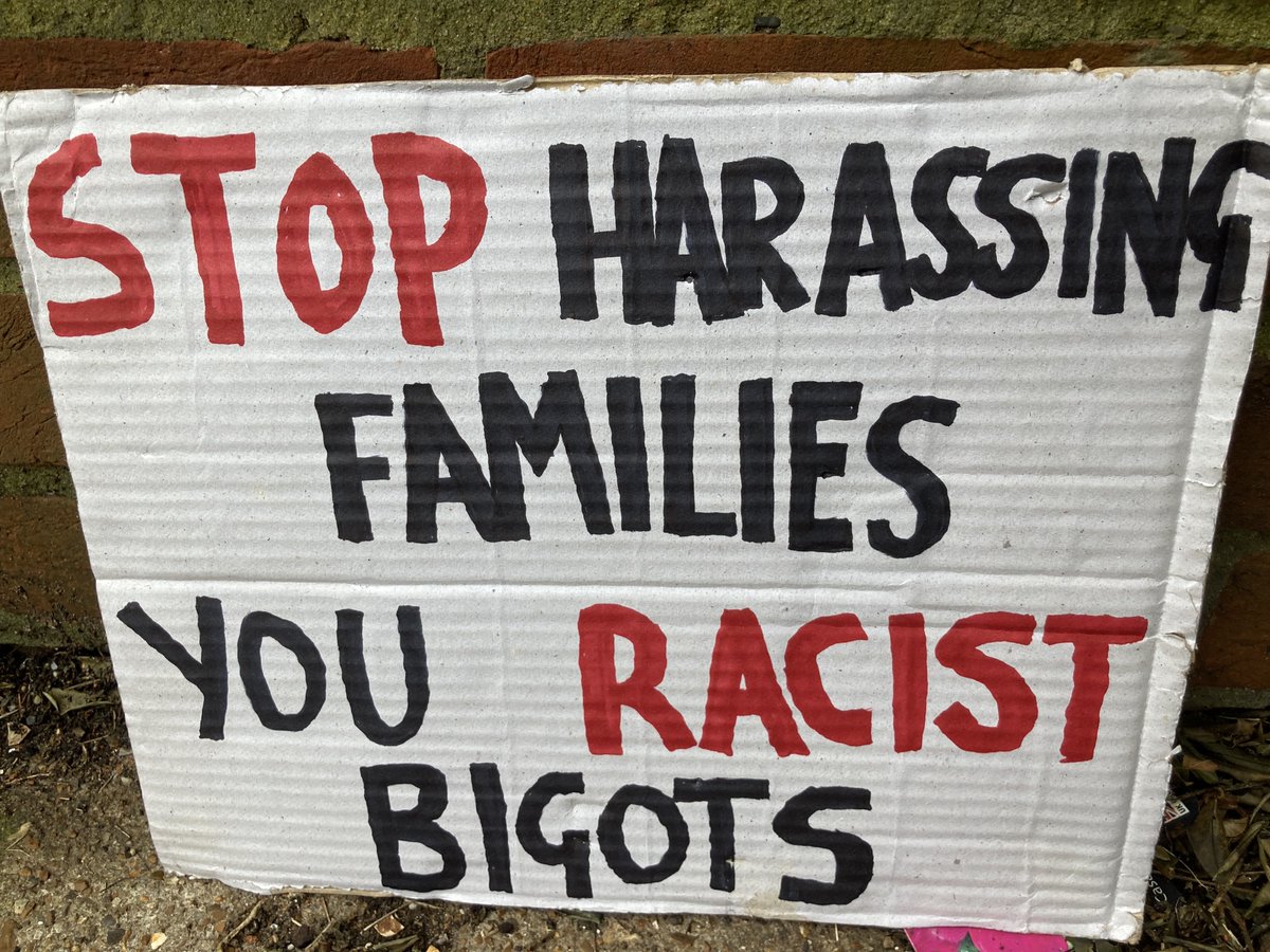 Yesterday we joined anti-racists in Chichester again to oppose the far right harassing migrant families in a local hotel

Far right numbers have been dwindling over the weeks as they are consistently opposed + as their soft support realises how extreme the main organisers are

🧵