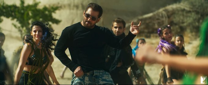 Momento_prooo's tweet photo. In This House , We Love Both Bops 🥁🔥 #SwagSeSwagat &amp;amp; #LekePrabhuKaNaam https://t.co/c80eSvCc6W