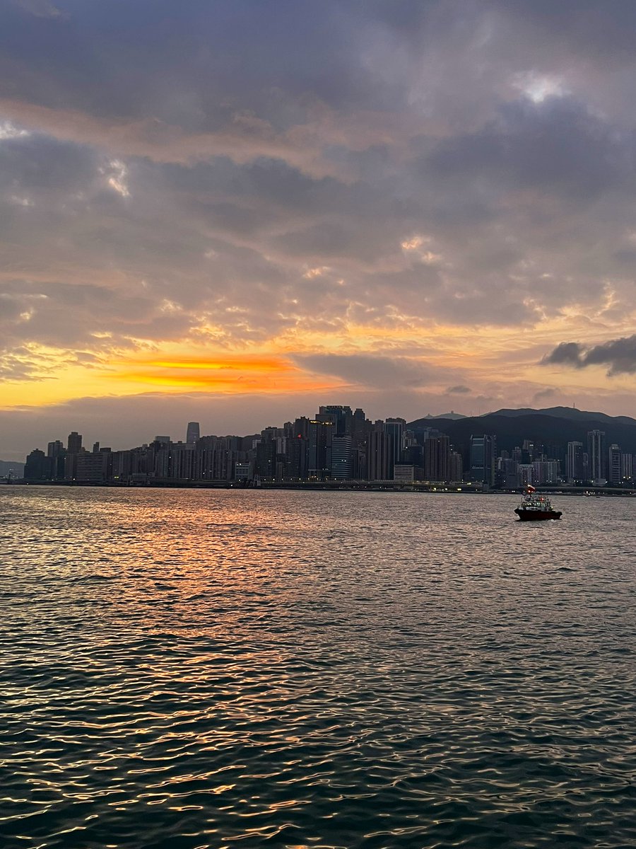 Sun slowing rising in Hong Kong 🌅 
#5amClub 
🇭🇰
