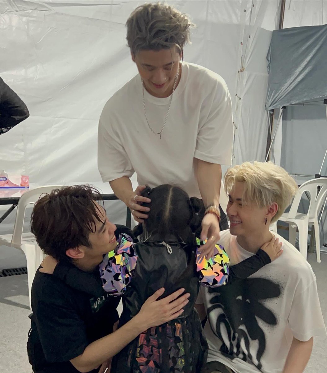 PhotomGraph's tweet image. melodyiraya ได้เจอพี่ๆ Trinity อีกแล้วค่า ฝนตกเมโลดี้ก็ไม่หวั่นเลย ขอให้ได้มาเจอพี่ๆก็พอ ขอบคุณ คุณแม่พี่เติร์ด และคุณแม่พี่เช่ มากๆนะคะที่ดูแลพวกเราดีมากๆค่ะ คุณแม่น่ารักมากๆ พาเมโลดี้ไปเจอพี่ๆ เมโลดี้ดีใจสุดๆเลยค่า กลับมาพูดไม่หยุดเลยว่าดีใจมากได้เจอพี่ๆอีกแล้ว......