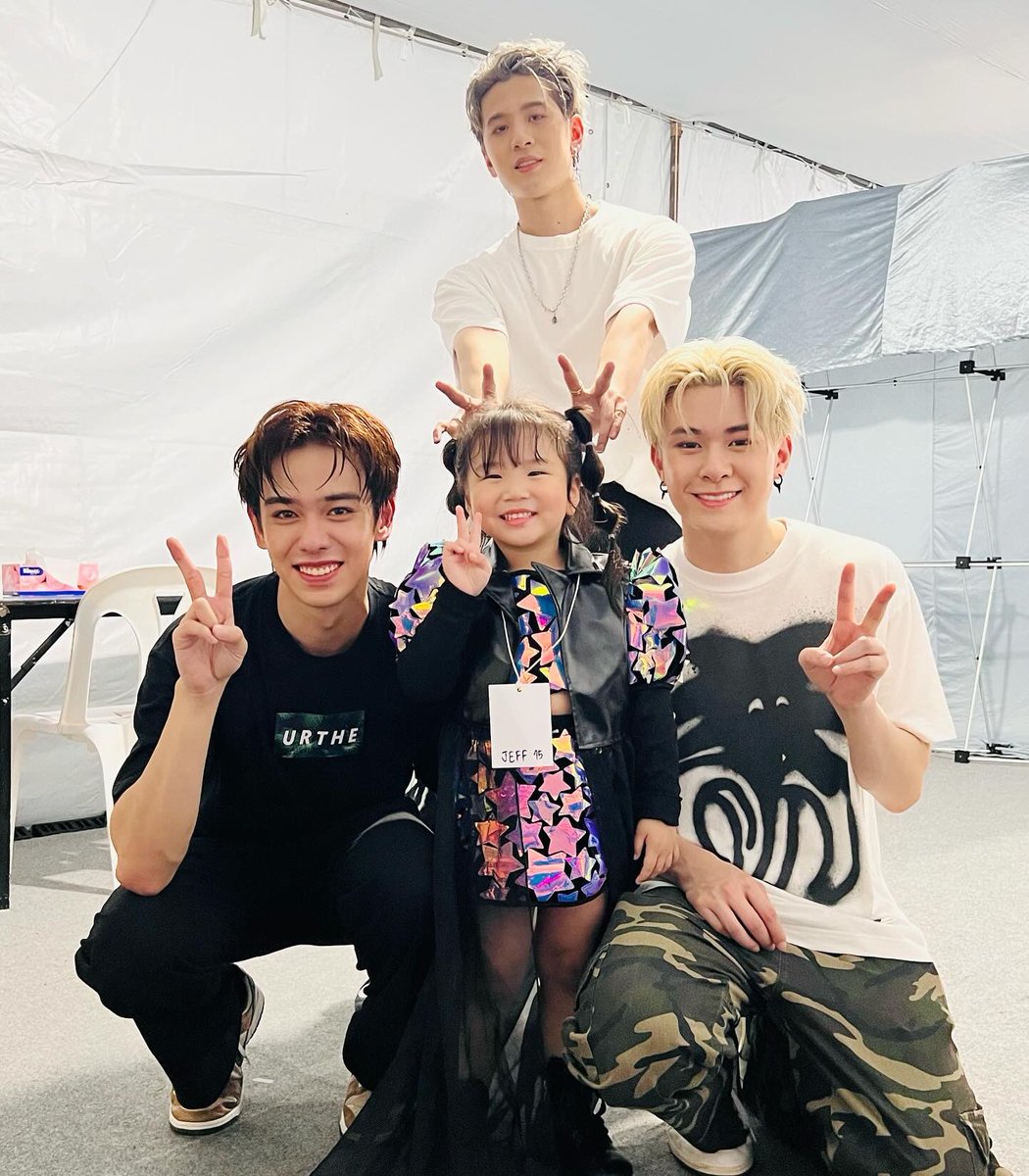 PhotomGraph's tweet image. melodyiraya ได้เจอพี่ๆ Trinity อีกแล้วค่า ฝนตกเมโลดี้ก็ไม่หวั่นเลย ขอให้ได้มาเจอพี่ๆก็พอ ขอบคุณ คุณแม่พี่เติร์ด และคุณแม่พี่เช่ มากๆนะคะที่ดูแลพวกเราดีมากๆค่ะ คุณแม่น่ารักมากๆ พาเมโลดี้ไปเจอพี่ๆ เมโลดี้ดีใจสุดๆเลยค่า กลับมาพูดไม่หยุดเลยว่าดีใจมากได้เจอพี่ๆอีกแล้ว......