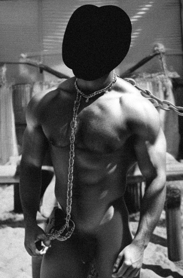 The function of the chain is to chain the dog
Imprison the dog and don't let it run away
When I walk the dog, I have something to do and leave
I will leash the dog in the yard
Passers-by asked why men were treated like this
I said it was just a female dog