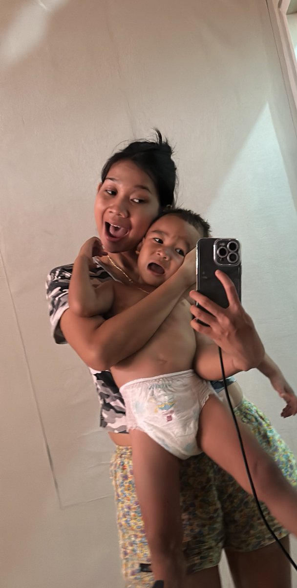 Bathtime with my not really toodler be likes 🥵✌🏻