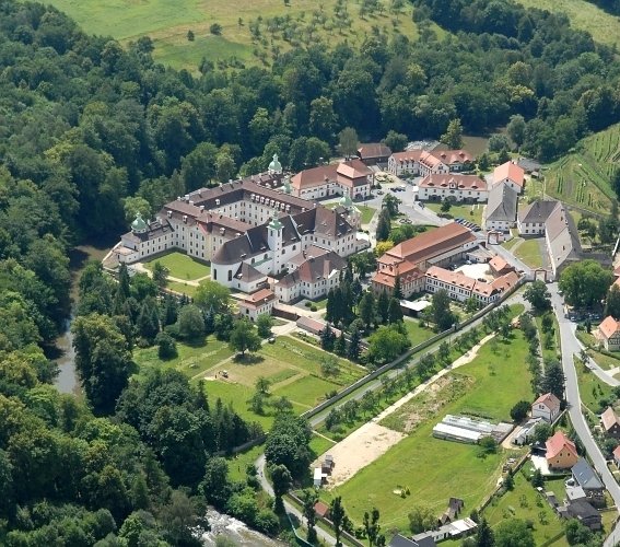 KlosterStMarien's tweet photo. WIR laden SIE zu UNS ins Kloster ein - für eine besondere Zeit mit besonderen Menschen an einem besonderen Ort. 
Kommen Sie gut bei uns an - und wir wünschen Ihnen eine schöne und erholsame Zeit bei uns im #Kloster St. #Marienthal.
 
Kontakt &amp; Anreise: >>> https://t.co/jDE1HYppML https://t.co/kJUR6LNgTh