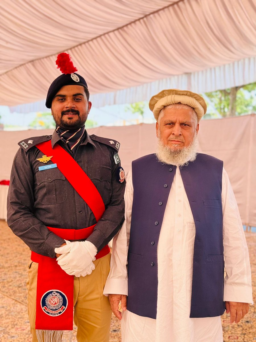 TayyabWazir123's tweet image. Alhumdolillah! Thank you Allah Almighty for his blessings beyond imagination.
Oh my God! This man! My world! 
I still remember your words "Ap PSP ban jao Baqi meri Koi Khwaish Nahi hay". Today, I must say, "I did it for you". ❤️
Finally, I graduated. Alhumdolillah.