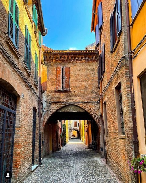 Meravigliosi colori in una delle vie più belle d'Italia!
#Ferrara (ph. @amereego)