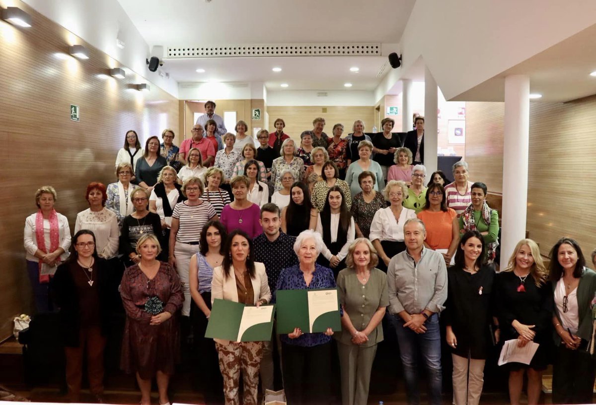 Andalucia_Rural's tweet photo. 👩🌾✍️@IfapaJunta y #COAMUR desarrollarán acciones formativas para la cualificación de las mujeres rurales
🤝La firma del convenio ha tenido lugar en una jornada en #Baza sobre visibilización de las mujeres rurales con el @GDRAltiplano, entre otros
https://t.co/zpD6gQUBCk https://t.co/SFpWhOyLMP