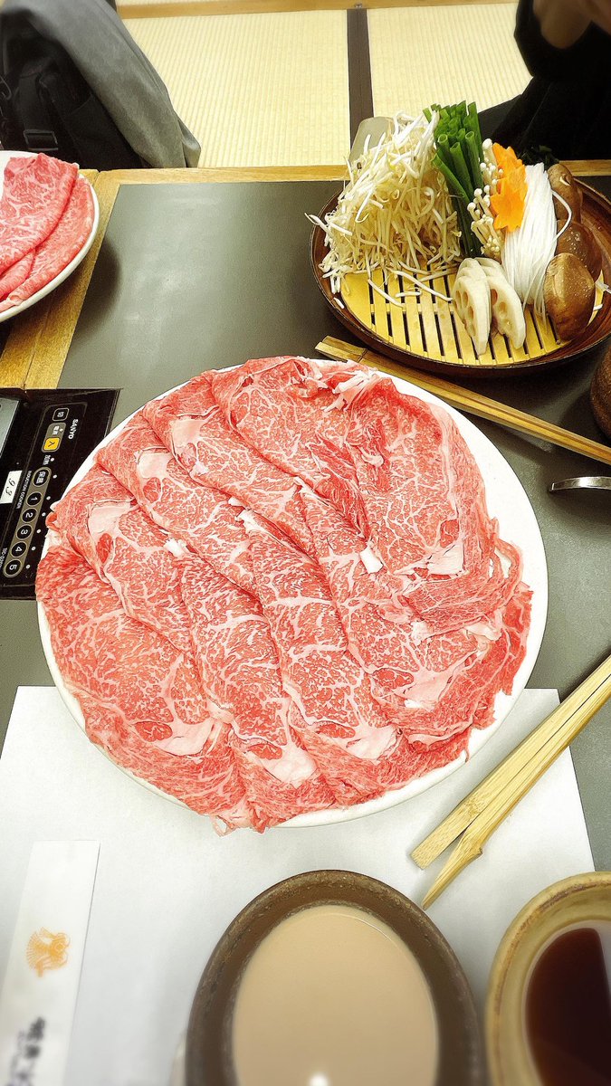 先週20日は弊社33期のキックオフミーティングでした！
無事に売上目標を達成でき、終了後のお食事会ではしゃぶしゃぶをいただきました。今期も売上達成して美味しいご飯を食べに行きたいと思います。